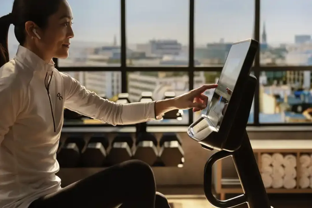 18-atmos_recumbent-bike_2026_lifefitness_d3_12122517240_v4_sml (1)