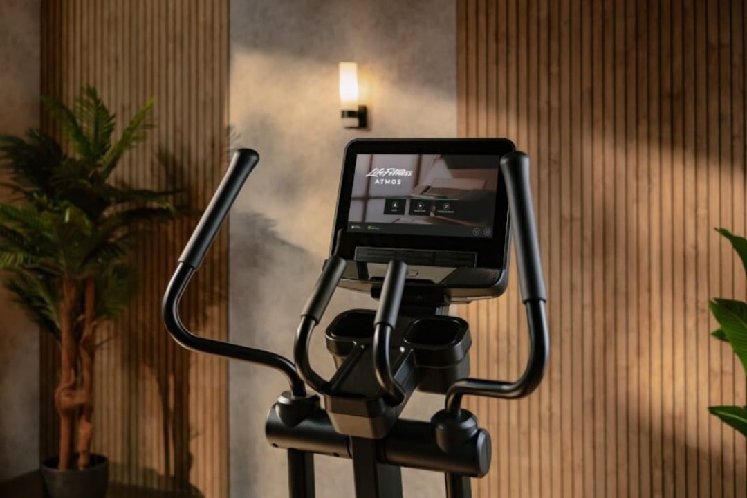 ATMOS_2026_LifeFitness_Elliptical_Close Ups_768_V9_med