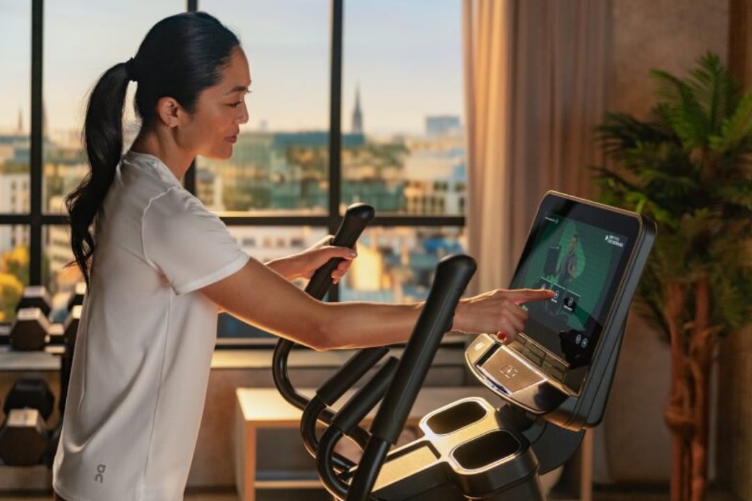 ATMOS_2026_LifeFitness_Elliptical_Close Ups_916_V9_med