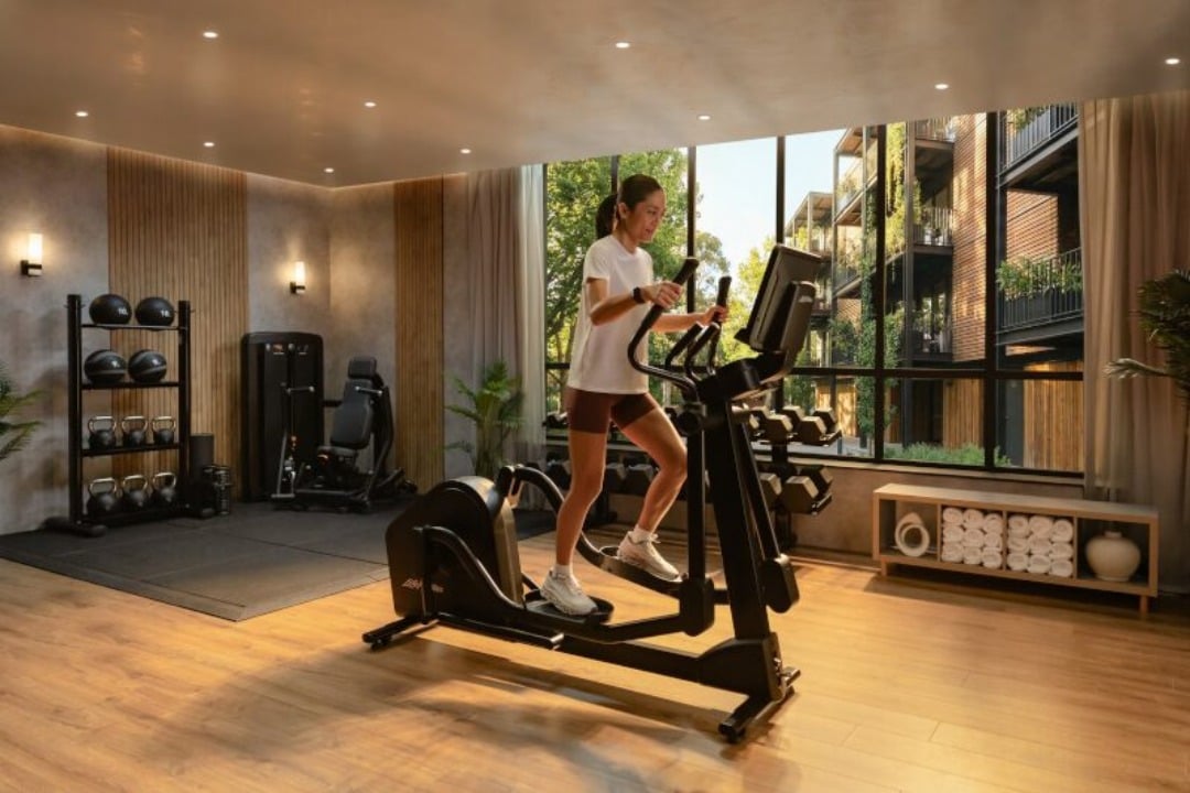 ATMOS_2026_LifeFitness_Elliptical_Right45_Talent_2190_V4_med