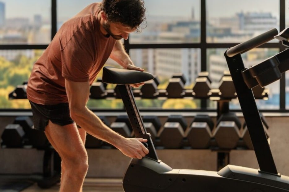 ATMOS_2026_LifeFitness_UprightBike_Close Ups_3831_V3_med ATMOS_2026_LifeFitness_UprightBike_Close Ups_3831_V3_med