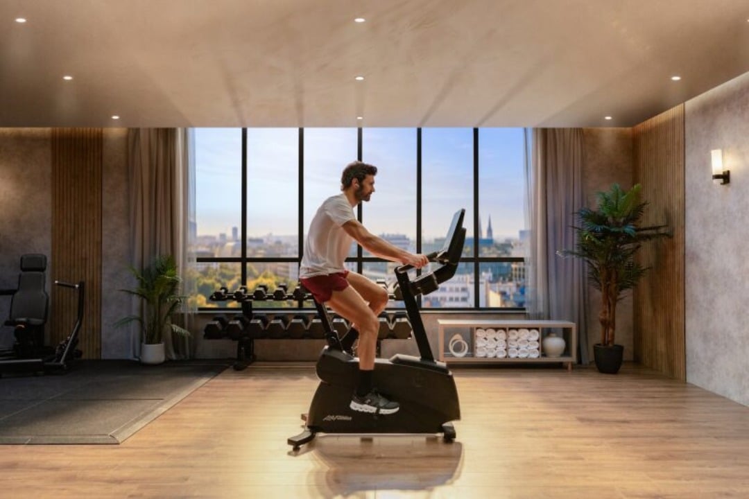 ATMOS_2026_LifeFitness_UprightBike_Sideprofile_Talent _3633_V4_med